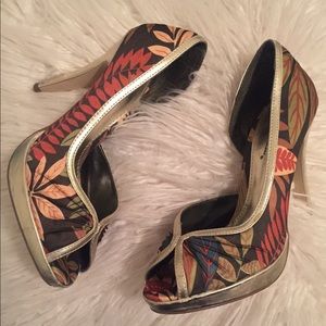 Beautiful floral peep toe pumps 👠🌹🌷🌺